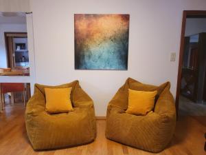 two chairs in a living room with a painting on the wall at Gästehaus am Weser-Radweg in Hannoversch Münden +36 photos