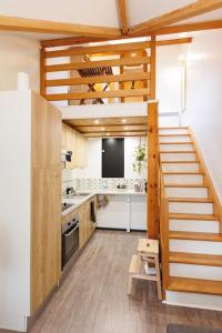 una cocina con una escalera que conduce a un asterisco de cocina en L'appart Cosy -Proche Disney en Mareuil-lès-Meaux