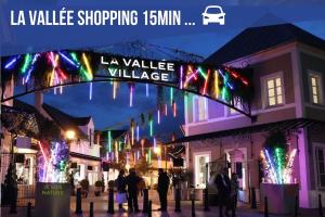 una calle con un cartel que lee la aldea del valle en L'appart Cosy -Proche Disney en Mareuil-lès-Meaux