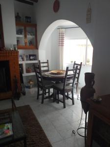 uma sala de jantar com mesa e cadeiras em Casa Alice em Salar