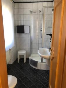 a bathroom with a tub and a sink and a shower at Weingut Lehnert-Später in Piesport
