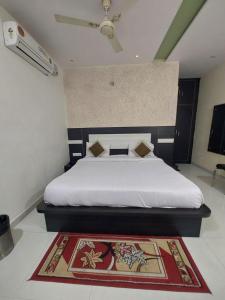 1 dormitorio con cama y alfombra en el suelo en Rama HS, en Agra