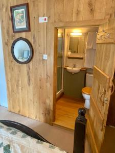 La salle de bains est pourvue de toilettes et d'un lavabo. dans l'établissement Corndonford farm, à Newton Abbot