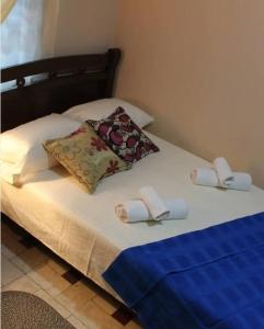 Una cama con dos toallas enrolladas. en Rinconcito Caleño!!, en Cali