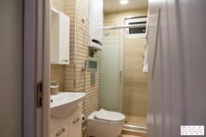 Kylpyhuone majoituspaikassa Rose Valley Aroma Apartment