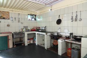 Sunshine Residency Castle Pvt Ltd tesisinde mutfak veya mini mutfak