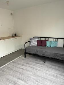 Un dormitorio con una cama con almohadas de colores. en Appartement idéalement placé en Villeparisis