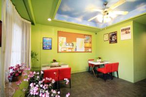 uma sala de espera com mesa, cadeiras e flores em Lantian Baiyun em Hualien City