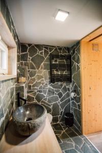 Habitación con baño con lavabo grande de piedra. en Chata Roklinka en Benešov