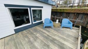 Woonboot 4 Harderwijk的阳台或露台