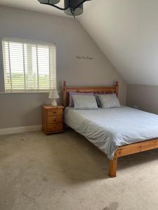 um quarto com uma cama grande e uma janela em Private House, Wild Atlantic Way, Spanish Point Road, Miltown Malbay em Miltown Malbay