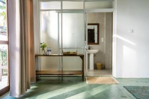 平谷Atrium Hiriketiya的带淋浴和水槽的浴室
