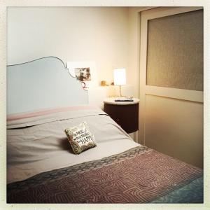 um quarto com uma cama com uma almofada em Penthouse and Terrace Duomo Area em Milão