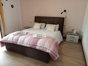 - une chambre dotée d'un lit avec deux assiettes dans l'établissement Amore di lago, à Tavernola Bergamasca