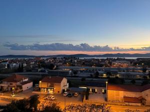 Blick auf die Stadt in der Nacht in der Unterkunft Apartment Renata in Zadar