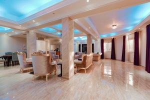 um grande átrio com cadeiras e uma mesa num quarto em Luxury private villa with pool em Hurghada