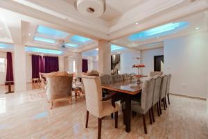 Luxury private villa with pool في الغردقة: غرفة طعام مع طاولة وكراسي