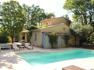 uma villa com uma piscina e uma casa em Charming holiday home in Lorgues with private pool em Lorgues