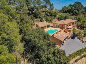 una vista aérea de una casa con piscina en Amazing holiday home in Flayosc with private pool, en Flayosc