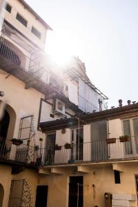 un edificio de apartamentos con chimenea en el balcón en P'Ost, en Alba