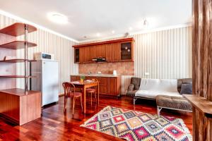 eine Küche und ein Wohnzimmer mit einem Kühlschrank und einem Tisch in der Unterkunft apartment on the 29th floor in Astana