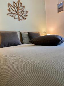La Foglia في أبادييا سان سالفاتور: غرفة نوم عليها سرير ومخدة