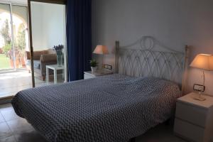 Postel nebo postele na pokoji v ubytování Sea view house with private pool and garden + 40 fotografií