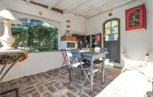 een keuken met een tafel en stoelen in een kamer bij Lovely Home In Le Plan-de-la-tour With Kitchen in Plan-de-la-Tour