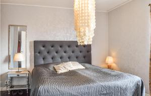 Säng eller sängar i ett rum på Cozy Home In Trosa With House Sea View