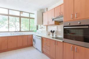Una cocina o zona de cocina en Terraced apartment in Fuengirola by Costarentals - Ref 33 5 fotos más