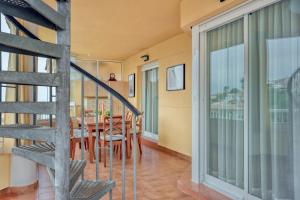 ein Esszimmer und einen Balkon mit einem Tisch und Stühlen in der Unterkunft Rooftop flat in Torreblanca Ref 44 in Fuengirola