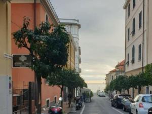 una strada cittadina con auto parcheggiate sulla strada di Residence Corallo ad Alassio