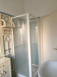 uma casa de banho com um chuveiro e uma banheira em Rosso Tramonto luxury-blu- LADISPOLI, Lungomare Regina Elena 2 em Ladispoli