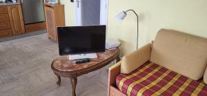 Habitación con escritorio y mesa con ordenador. en Marimar en Antibes