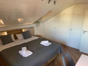Obersulmにある2 Zimmer Ferienwohnungのベッドルーム1室(ベッド1台、タオル2枚付)