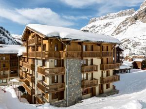 a building with snow on top of it at Appartement Val-d'Isère, 5 pièces, 8 personnes - FR-1-694-114 in Val-d'Isère