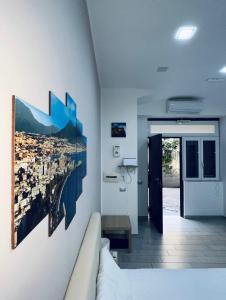 un soggiorno con un divano e un quadro sul muro di Antonio’s house a Napoli