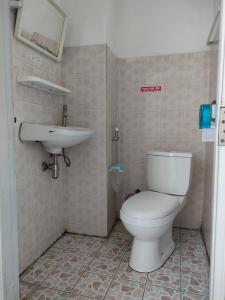 a bathroom with a toilet and a sink at Subsopon in Phra Nakhon Si Ayutthaya