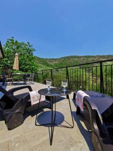 eine Terrasse mit einem Tisch und Stühlen auf dem Balkon in der Unterkunft Casa da Maria, Montegrazie (IM) in Montegrazie