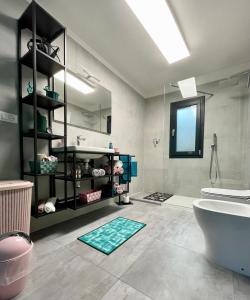 ein Badezimmer mit einem Waschbecken, einem WC und einem Spiegel in der Unterkunft Casa da Maria, Montegrazie (IM) in Montegrazie