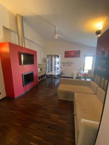 a living room with a couch and a red wall at Casa Morena near Anagnina metro in Rome