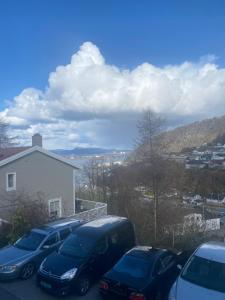 un gruppo di auto parcheggiate in un parcheggio di Casa la Familia a Bergen