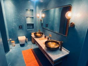 baño con 2 lavabos y espejo grande en Stunning Apartment - Panoramic pool view en Marrakech