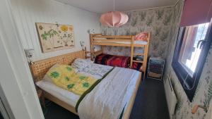 Våningssäng eller våningssängar i ett rum på Klimpfjälls hus & lägenhet