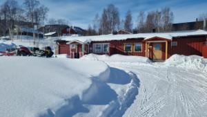 ein Haus ist mit viel Schnee bedeckt in der Unterkunft Klimpfjälls hus & lägenhet in Klimpfjäll