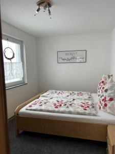 um quarto com uma cama com uma colcha em Haus Ostermann em Cochem