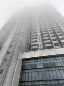 un edificio de oficinas alto en la niebla en The ECON at Genting Highlands, en Genting Highlands