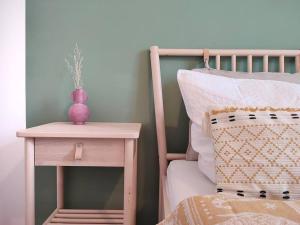 Ένα ή περισσότερα κρεβάτια σε δωμάτιο στο coffeelounge: zentrale Wohnung mit Küche inkl. Kaffee