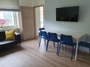 jadalnia ze stołem i niebieskimi krzesłami w obiekcie Brunnalm Ski - Ferien Apartment - Veitsch - max 6 Person w mieście Niederaigen