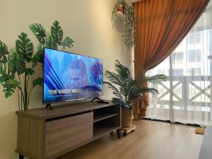 una TV a schermo piatto seduta su un supporto in soggiorno di Lovely 1-Bedroom Condo with Facilities a Malacca